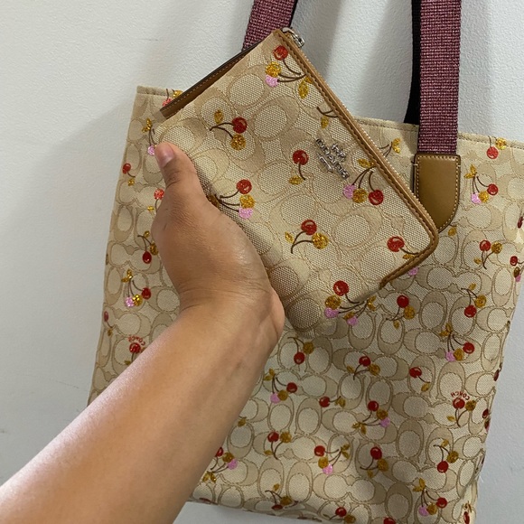 Coach tote and wristlet - Picture 4 of 7